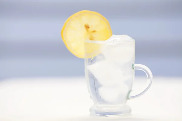 Νερό με λεμόνι και ασβέστη σε ένα ποτήρι με πάγο — Φωτογραφία Αρχείου