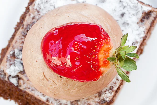 Schöne Torte mit Erdbeere auf weißem Hintergrund — Stockfoto
