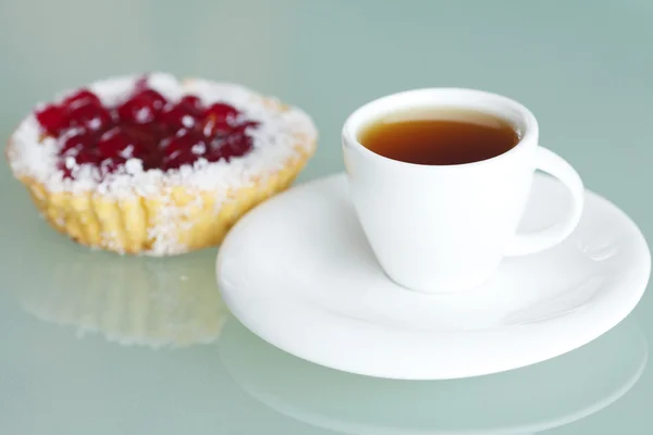 Krásný dort s ovocem a čaj na skleněný stůl — Stock fotografie