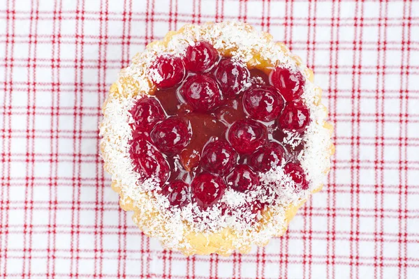 チェック柄のファブリックの漿果を持つ美しいケーキ — ストック写真
