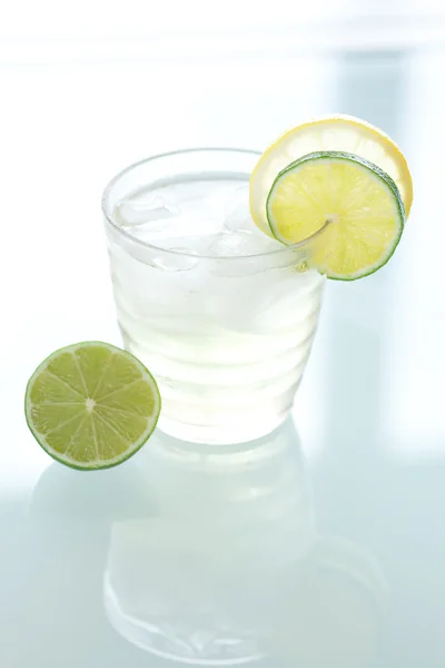 レモンとライム、グラスに氷の水 — ストック写真