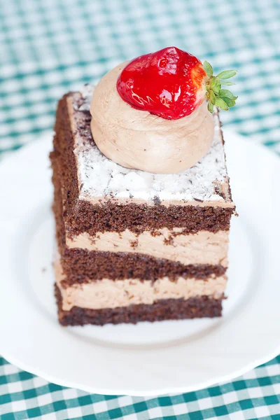 Hermoso pastel con fresa en tela a cuadros — Foto de Stock