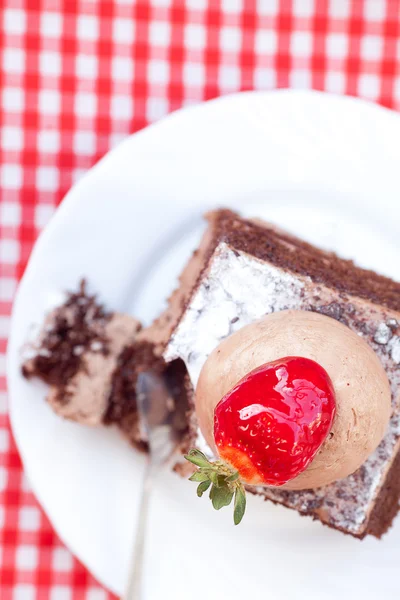草莓格子织物上的漂亮蛋糕 — 图库照片