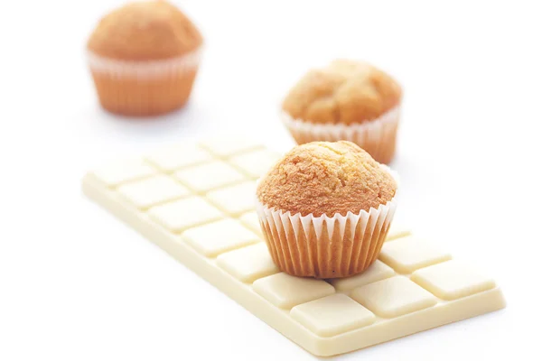 Staaf-van-witte chocolade en muffin geïsoleerd op wit — Stockfoto