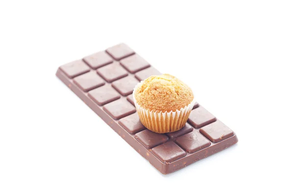 Barre de chocolat noir et muffin isolé sur blanc — Photo