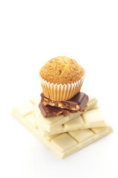 Bar av choklad och muffin isolerad på vit — Stockfoto
