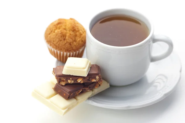 Barra de chocolate, té y magdalena aislados en blanco — Foto de Stock
