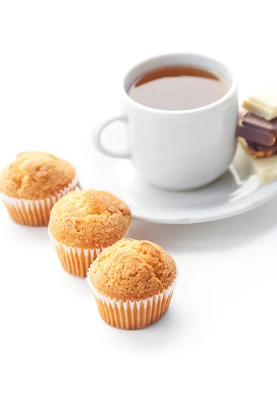 Tafel Schokolade, Tee und Muffin isoliert auf weiß — Stockfoto