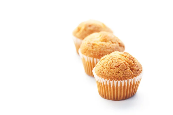 Tři muffiny izolovaných na bílém — Stock fotografie