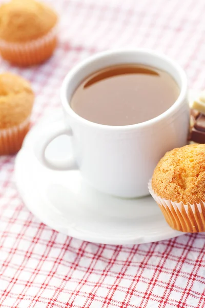 Tafel Schokolade, Tee und Muffin auf kariertem Stoff — Stockfoto
