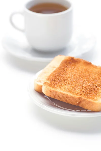 Çay ve tost üzerine beyaz izole — Stok fotoğraf