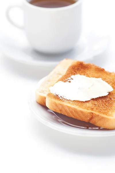 Thee en toast met karamel geïsoleerd op wit — Stok fotoğraf