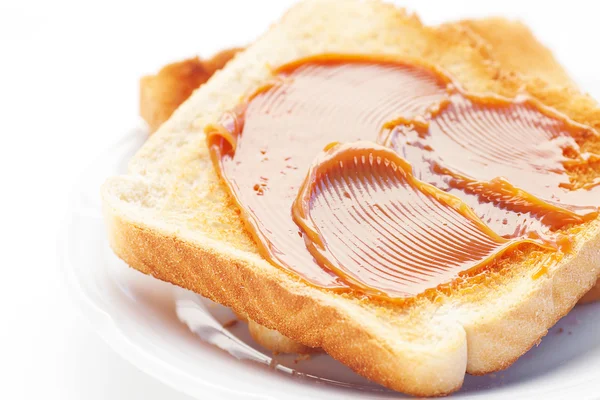 Beyaz izole karamel ile tost — Stok fotoğraf