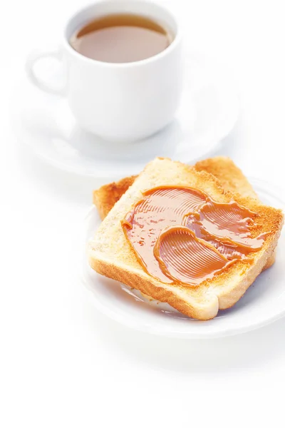 Чай і тости з карамеллю ізольовані на білому — стокове фото