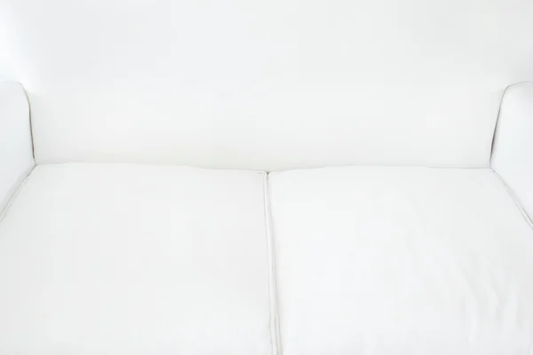 Beyaz duvar arka plan üzerinde beyaz kanepe — Stok fotoğraf