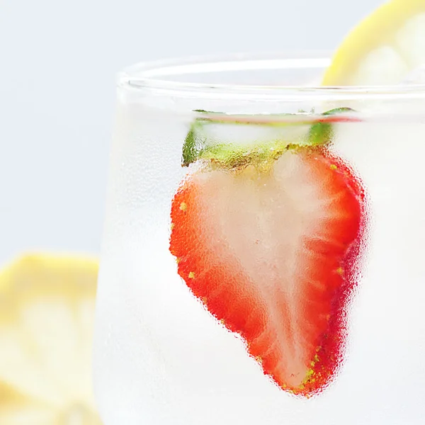 Cocktail com gelo, limão e morangos — Fotografia de Stock
