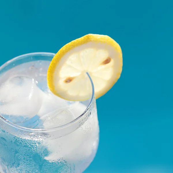 A wine glass with ice and lemon — Stock Photo, Image