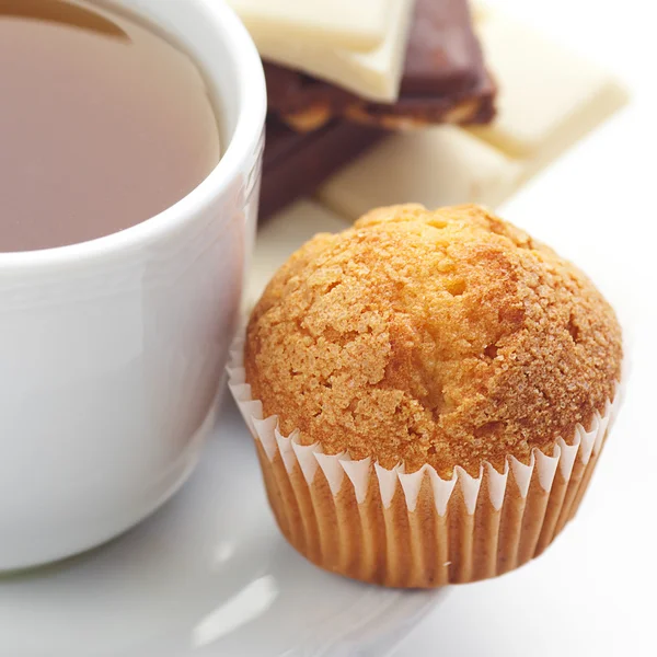 Barre de chocolat, thé et muffin isolé sur blanc — Photo