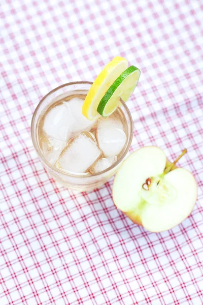 Woda z cytryna i cytryna, jabłko w szklance z lodem — Zdjęcie stockowe