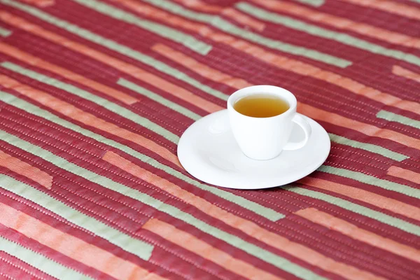 Łóżko i filiżankę herbaty na koc — Zdjęcie stockowe