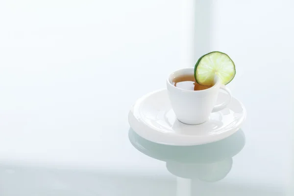 Kopp te på en glasyta — Stockfoto