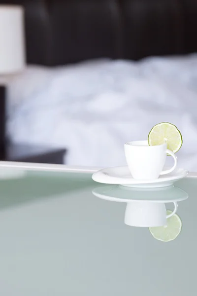 Arka yatak ve lamba limonlu çay — Stok fotoğraf