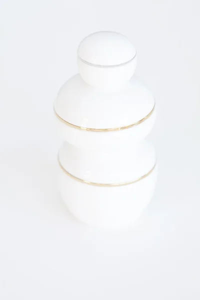 Три косметических контейнера на белом фоне — стоковое фото