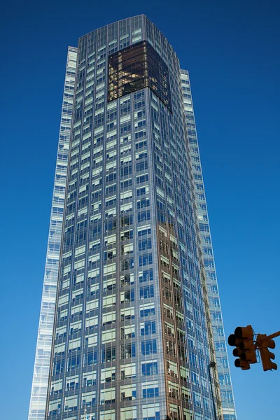 Edifício de escritório moderno bonito contra o céu azul — Fotografia de Stock