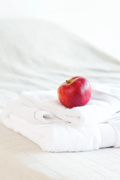 Apple ljuger om handdukar på sängen — Stockfoto