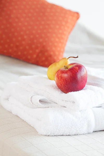Xícara de chá, maçã e pêra na cama — Fotografia de Stock