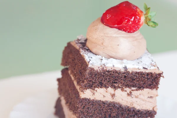 Prachtige cake met aardbei op een witte achtergrond — Stockfoto