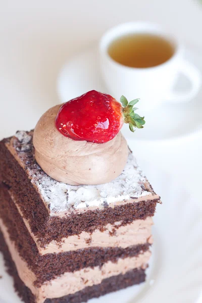 Beau gâteau avec fraise et thé sur fond blanc — Photo