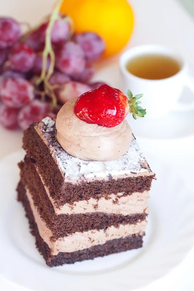 Vacker tårta med jordgubbar, druva, mandarin och te — Stockfoto