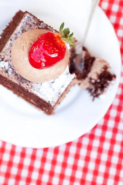 Belo bolo com morango em tecido xadrez — Fotografia de Stock