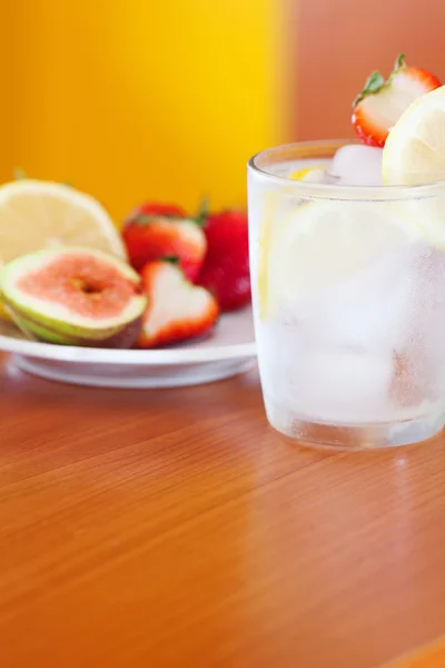 与冰、 柠檬、 无花果和上一盘草莓鸡尾酒 — 图库照片