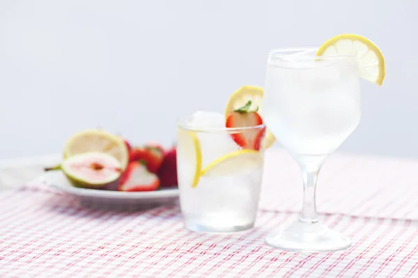 Cocktail con ghiaccio, limone, fico e fragole su un piatto — Foto Stock