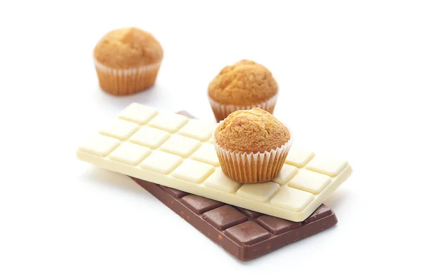 Bar av choklad och muffin isolerad på vit — Stockfoto