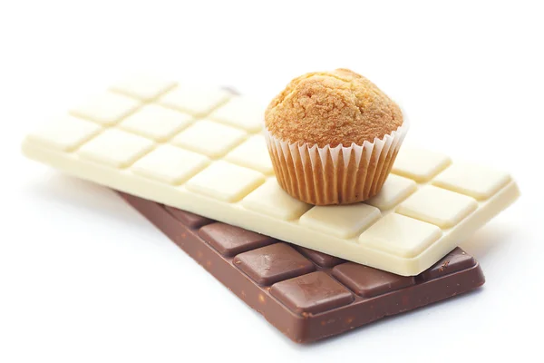 Bar of chocolate and muffin isolated on white — Stock Photo, Image