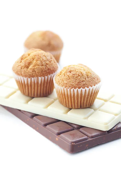 Barra de chocolate e muffin isolado em branco — Fotografia de Stock