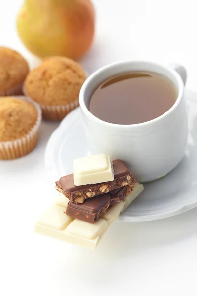 Barra de chocolate, té y magdalena aislados en blanco —  Fotos de Stock
