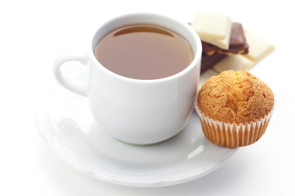 チョコレート、紅茶、マフィンを白で隔離されるのバー — ストック写真
