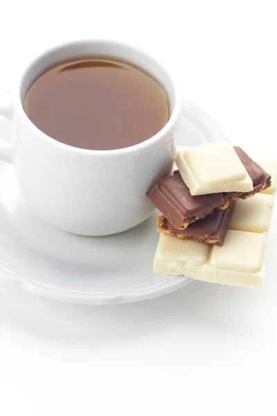 Barra de chocolate y té aislado en blanco — Foto de Stock