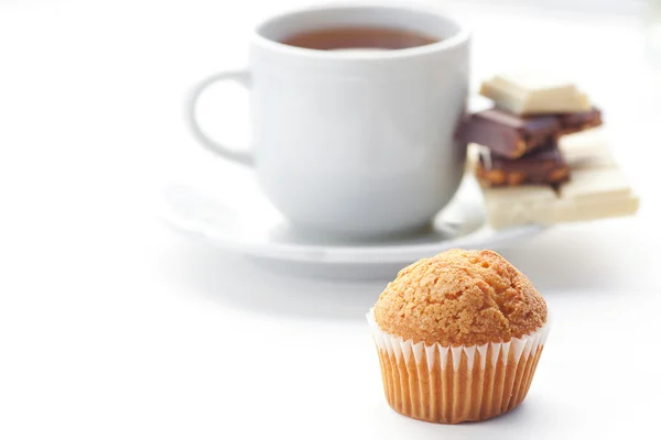 Barra de chocolate, chá e muffin isolado em branco — Fotografia de Stock