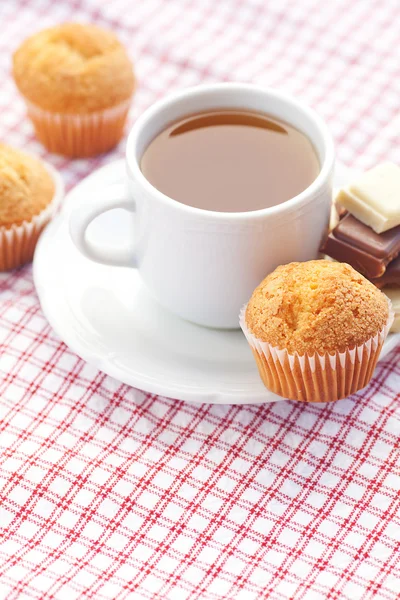 Tafel Schokolade, Tee und Muffin auf kariertem Stoff — Stockfoto