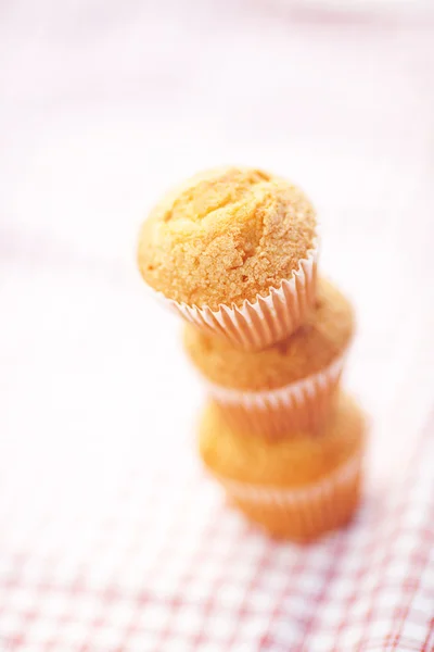 Ekose kumaş üzerine üç muffins — Stok fotoğraf