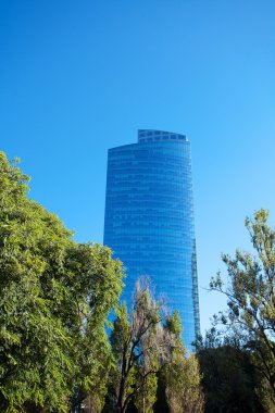 mavi gökyüzüne karşı güzel modern ofis