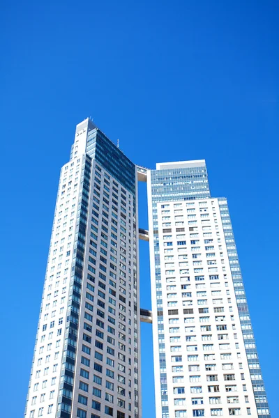 Krásné moderní kancelářské budovy proti modré obloze — Stock fotografie