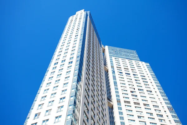 아름 다운 현대 사무실 건물 푸른 하늘에 대 한 — 스톡 사진