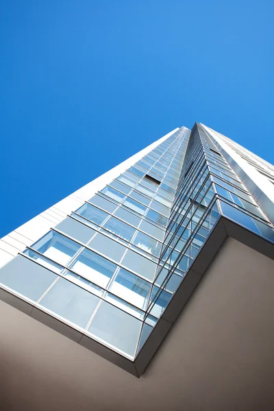 Edifício de escritório moderno bonito contra o céu azul — Fotografia de Stock