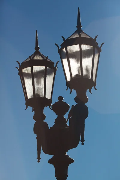 푸른 하늘에 대 한 두 개의 오래 된 등불 — 스톡 사진